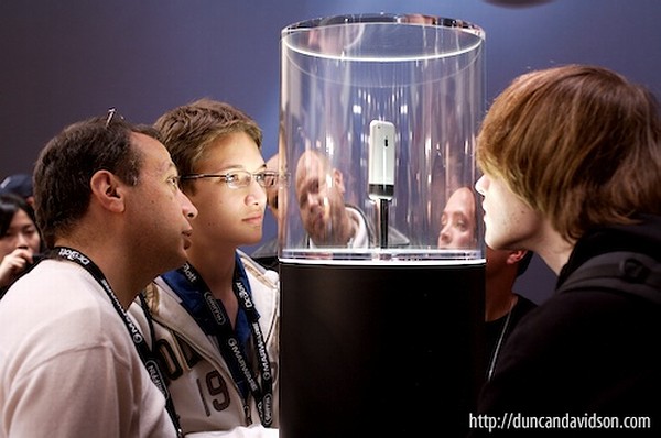 iphone-crowd.jpg